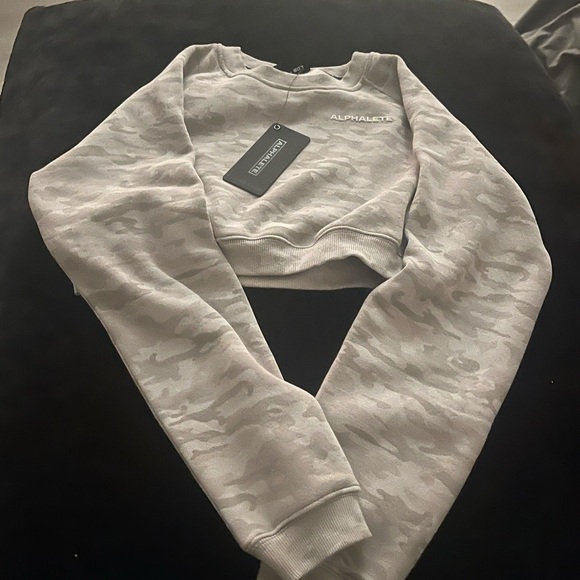 NWT Alphalete cropped camo sweatshirt - Picture 2 of 3